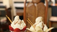  Bagi yang tidak mau memesan ukuran raksasanya. Di The King and Strawberry ini juga menyediakan menu parfait ukuran normal. Komposisi bahan dan toppingnya juga sama. Foto: Instagram