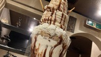   Setiap King Parfait, disajikan dengan air putih dingin agar tenggorokan tidak lengket setelah makan yang manis-manis. Foto: Instagram