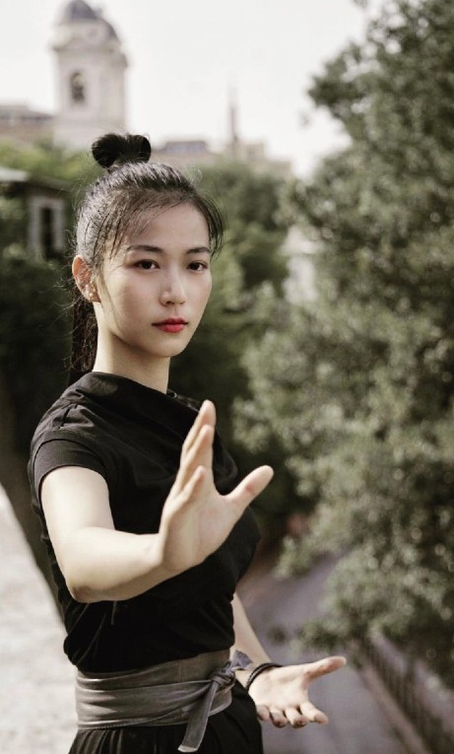 Kemampuan Ye Yongxiang dalam olahraga bela diri sudah diasahnya sejak usia tiga tahun. Ye merupakan sosok wanita berprestasi. Dia pernah meraih tiga medali emas di ajang Hong Kong International Martial Arts Festival. Foto: Dok. Instagram