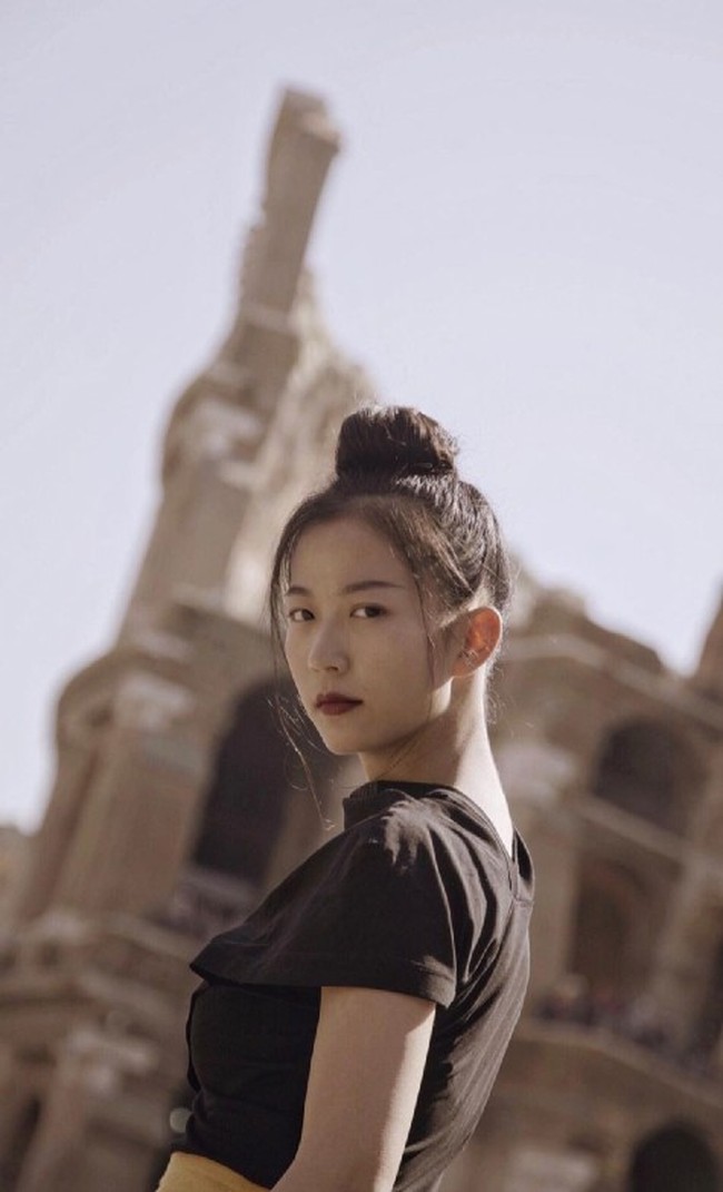 Ye Yongxiang yang lahir di Shanghai menghabiskan kesehariannya di kota kelahirannya dan London. Viral dengan kemampuan bela dirinya dan parasnya yang cantik, Ye kerap tampil di majalah fashion. Dia pun mendapat berbagai julukan seperti guru kungfu tercantik di China dan Tai Chi No. 1 Beauty. Foto: Dok. Instagram