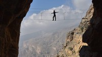 Tak sampai di situ, untuk menyelesikan pendakian, traveer harus melewati tantangan yang cukup memacu adrenalin, yaitu melewati jembatan kawat yang menggantung dua puluh meter di atas lembah. (Alila Jabal Akhdar)