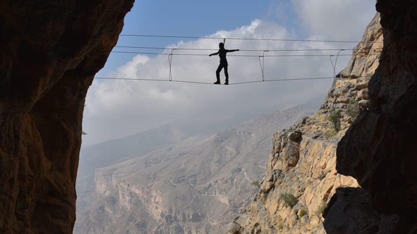 Tak sampai di situ, untuk menyelesikan pendakian, traveer harus melewati tantangan yang cukup memacu adrenalin, yaitu melewati jembatan kawat yang menggantung dua puluh meter di atas lembah. (Alila Jabal Akhdar)
