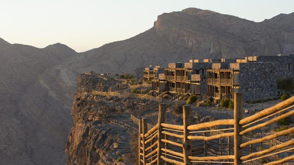 Hotel nan mewah ini dikelilingi oleh medan gurun berbatu serta pertanian bertingkat yang subur. Alila Jabal Akhdar berada di Green Mountain, titik tertinggi Oman. (Alila Jabal Akhdar)