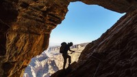 Selama pendakian via Ferrata atau jalur pendakian tertinggi di Timur Tengah, traveler akan ditemani seorang pemandu. (Alila Jabal Akhdar)