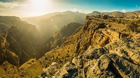 Untuk merasakan pengalaman memacu adrenalin ini, traveler harus membayar USD 90 atau sekitar Rp 1,2 juta untuk pendakian selama dua jam. (Alila Jabal Akhdar)