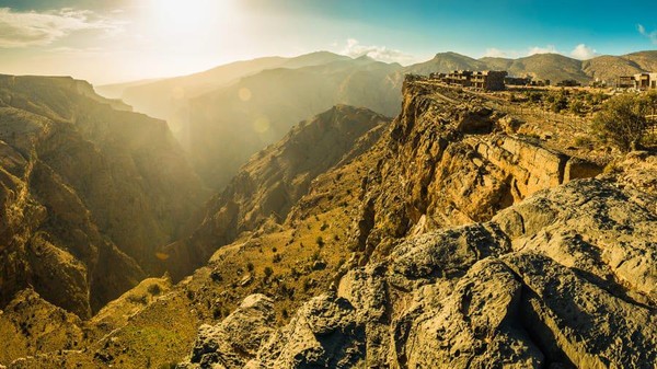 Untuk merasakan pengalaman memacu adrenalin ini, traveler harus membayar USD 90 atau sekitar Rp 1,2 juta untuk pendakian selama dua jam. (Alila Jabal Akhdar)