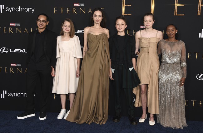 Angelina Jolie saat masih bersama dengan Brad Pitt memiliki enam anak kandung dan adopsi. Keenam anak Jolie - Pitt terdiri dari tiga anak laki-laki Maddox Jolie-Pitt, Pax Thien Jolie-Pitt, dan Knox Jolie-Pitt. Tiga anak perempuan yaitu Zahara Jolie-Pitt, Shiloh Jolie-Pitt, dan Vivienne Jolie-Pitt. Foto: Jordan Strauss/Invision/AP