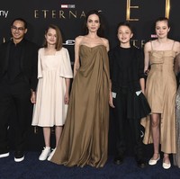 Angelina Jolie saat masih bersama dengan Brad Pitt memiliki enam anak kandung dan adopsi. Keenam anak Jolie - Pitt terdiri dari tiga anak laki-laki Maddox Jolie-Pitt, Pax Thien Jolie-Pitt, dan Knox Jolie-Pitt. Tiga anak perempuan yaitu Zahara Jolie-Pitt, Shiloh Jolie-Pitt, dan Vivienne Jolie-Pitt. Foto: Jordan Strauss/Invision/AP