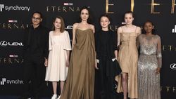 Anak Angelina Jolie Lepaskan Embel-embel Nama Pitt