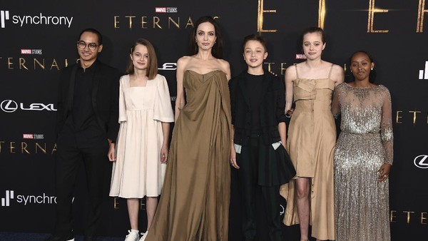 Foto 6 Anak Brad Pitt dan Angelina Jolie, Ada yang Hapus Nama Belakang Ayah