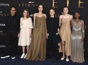 Deja Vu! Zahara Jolie-Pitt Pakai Gaun Oscar Bekas Ibunya di Premier Eternals