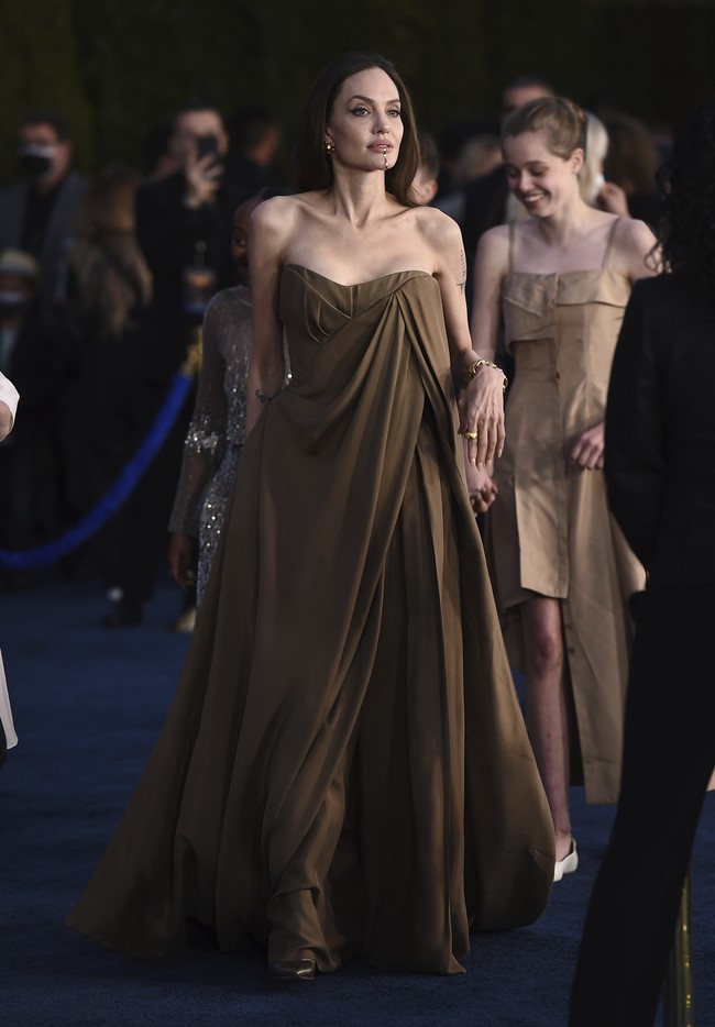 Sulit dipercaya. Kami yang merancang manset bibir Angelina Jolie untuk premier Eternals dan aku benar-benar kaget melihat tampilan akhirnya malam ini. Angelina terlihat luar biasa, tulis Nina di Instagram. (Foto: Jordan Strauss/Invision/AP)