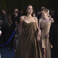 Sulit dipercaya. Kami yang merancang manset bibir Angelina Jolie untuk premier Eternals dan aku benar-benar kaget melihat tampilan akhirnya malam ini. Angelina terlihat luar biasa, tulis Nina di Instagram. (Foto: Jordan Strauss/Invision/AP)