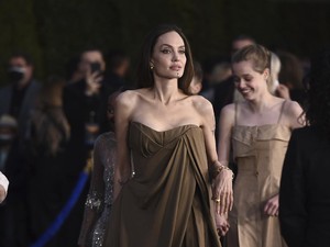 Angelina Jolie Dandani 2 Putrinya dengan Gaun Bekas untuk Premier Eternals