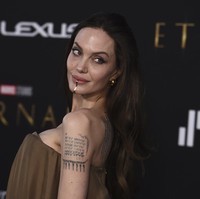 Ia lalu menyempurnakan gayanya dengan hiasan dagu berwarna emas yang menjadi fashion statement tersendiri. Dikabarkan Independent, aksesori tersebut dirancang oleh Nina Berenato, desainer asal Austin, Texas, AS. (Foto: Jordan Strauss/Invision/AP)