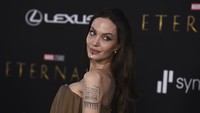 Perhatian publik juga teralihkan pada penampilan putri Angelina Jolie. Jordan Strauss/Invision/AP