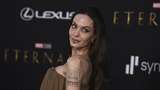 6 Gaya Unik Angelina Jolie di Premier Eternals, Hiasan Dagu Curi Atensi