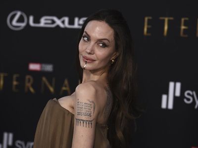 6 Gaya Unik Angelina Jolie di Premier Eternals, Hiasan Dagu Curi Atensi