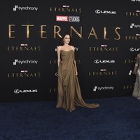 Recycling memang menjadi tema utama penampilan Angelina Jolie dan kelima buah hatinya. Anak-anakku memakai busana vintage dan ada gaun Oscar lamaku. Kami semua mendaur ulang gaun lama, kata mantan istri Brad Pitt itu kepada ET di karpet merah.Dari segi warna pun mereka kompak dalam palet netral. Angelina Jolie, Shiloh dan Vivienne sama-sama memilih warna alam. Sementara busana serba hitam menjadi pilihan Maddox dan Knox. (Foto: Jordan Strauss/Invision/AP)