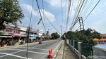 Bahaya, Kabel Dibiarkan Menjuntai di Depok