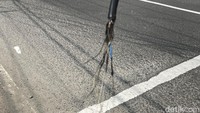 Kabel yang menjuntai ini akan membahayakan warga yang melintas.