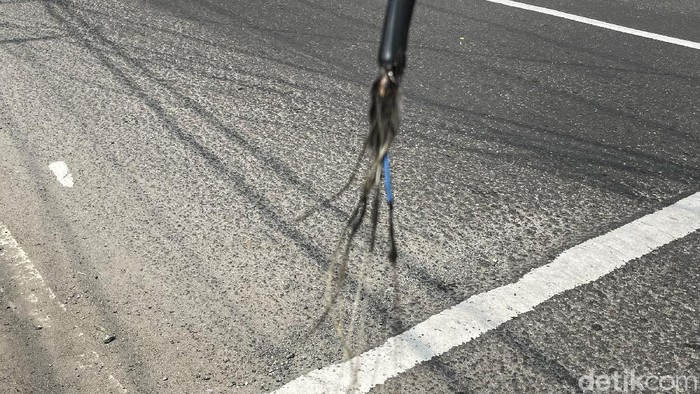 Bahaya, Kabel Dibiarkan Menjuntai di Depok Kabel menjuntai rendah di Jalan Nusantara Raya, Depok, Selasa (19/10/2021), dinilai membahayakan bagi warga yang melintas.