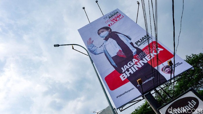 Baliho Puan Bersalin Rupa Mejeng di Tangsel Baliho bergambar Ketua DPR Puan Maharani bersalin rupa dan mejeng di sudut jalanan Tangsel. Kini, outfit yang dikenakan Puan lebih kekinian.