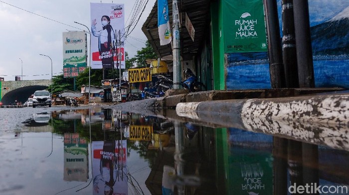 Baliho Puan Bersalin Rupa Mejeng di Tangsel Baliho bergambar Ketua DPR Puan Maharani bersalin rupa dan mejeng di sudut jalanan Tangsel. Kini, outfit yang dikenakan Puan lebih kekinian.