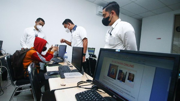 Begini Suasana Penggerebekan Kantor Pinjol di Kelapa Gading