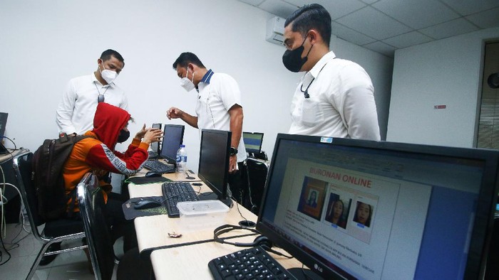 Polisi menggerebek kantor pinjaman online (pinjol) ilegal, PT ANT Information Consulting di Kelapa Gading, Jakarta Utara, Senin (18/10) malam. Polisi mengamankan empat karyawan.