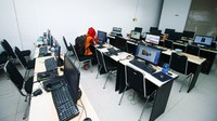 Kantor pinjol ini digerebek polisi pada Senin (18/10) pukul 20.00 WIB. Dari lokasi tersebut, polisi mengamankan 4 karyawan.