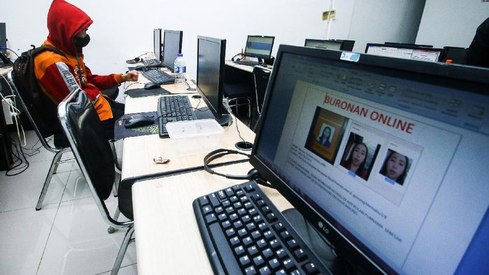 Begini Suasana Penggerebekan Kantor Pinjol di Kelapa Gading Polisi menggerebek kantor pinjaman online (pinjol) ilegal, PT ANT Information Consulting di Kelapa Gading, Jakarta Utara, Senin (18/10) malam. Polisi mengamankan empat karyawan.