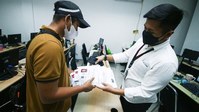 Polisi menggerebek kantor pinjaman online (pinjol) ilegal, PT ANT Information Consulting di Kelapa Gading, Jakarta Utara, Senin (18/10) malam. Polisi mengamankan empat karyawan.