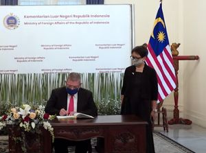 Bertemu Menlu Malaysia, Retno Marsudi Bahas Perlindungan WNI