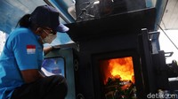 Barang bukti narkoba dimusnahkan dengan cara dibakar di alat pemusnah.