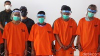 Para tersangka juga dihadirkan dalam pemusnahan barang bukti.