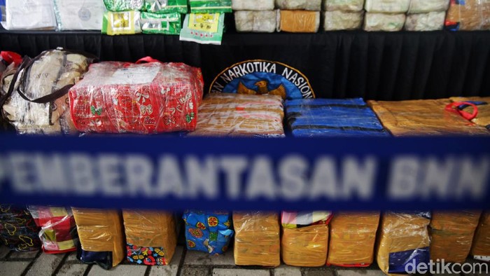 BNN Musnakan 465 Kg Sabu dan 113 Kg Ganja Kepala Badan Narkotika Nasional (BNN) RI Petrus Reinhard Golose memusnahkan barang bukti sabu di Kantor Pusat BNN, Jakarta, Selasa (19/10/2021). Sebanyak 465.005,217 gram sabu, 113.710 gram ganja, dan 1001, 7 gram MDMB-4-en-Pinaca. Jumlah tersangka yang ditangkap 7 orang.
