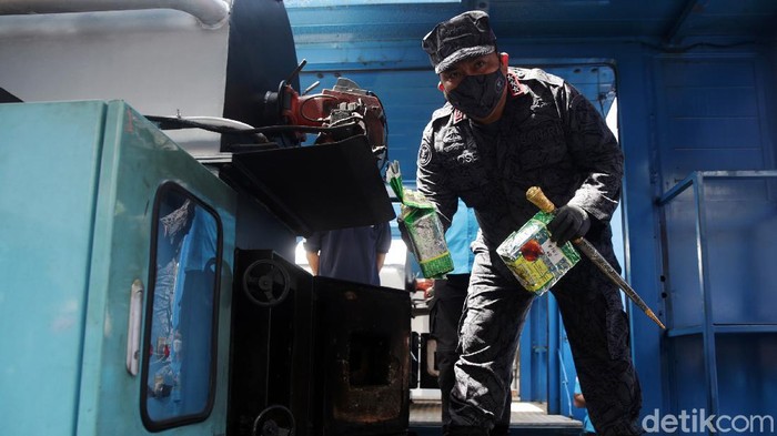 BNN Musnakan 465 Kg Sabu dan 113 Kg Ganja Kepala Badan Narkotika Nasional (BNN) RI Petrus Reinhard Golose memusnahkan barang bukti sabu di Kantor Pusat BNN, Jakarta, Selasa (19/10/2021). Sebanyak 465.005,217 gram sabu, 113.710 gram ganja, dan 1001, 7 gram MDMB-4-en-Pinaca. Jumlah tersangka yang ditangkap 7 orang.