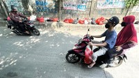Meski ada tulisan Jangan Buang Sampah, warga tetap nekat membuangnya dengan sembarangan.