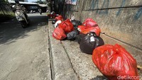 Sampah yang menumpuk itu juga menimbulkan bau tak sedap.