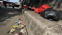 Bahkan sebagian sampah itu ada yang berceceran di badan jalan. Hal ini akan mengganggu kenyamanan pengendara yang melintas di jalan tersebut.