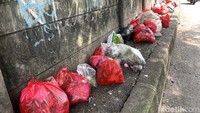 Warga membuang sampah dengan cara melempar dari kendaraan maupun meletakkannya di pinggir jalan.