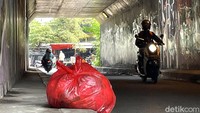 Sampah itu membuat kolong Tol Cijago menjadi kumuh.