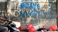 Kesadaran warga masih sangat kurang dalam membuang sampah pada tempatnya.