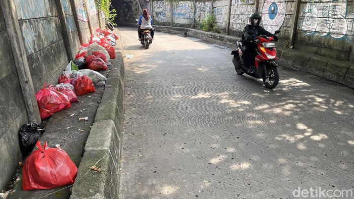Buang sampah sembarangan ternyata masih jadi kebiasaan sebagian masyarakat. Padahal tumpukan sampah akan menimbulkan bau, seperti terlihat di kolong Tol Cijago.