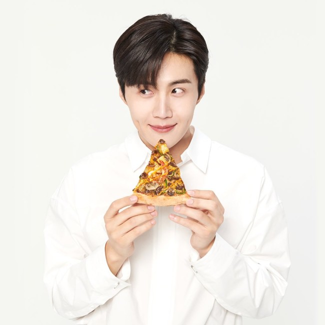 Kim Seon Ho terbukti tak memaksa mantan pacarnya melakukan aborsi. Namun, imbas kontroversinya, ia kehilangan tawaran banyak iklan Domino’s Pizza, Canon, hingga La Roche-Posay. Foto: Allkpop/Dominos Pizza/Twitter