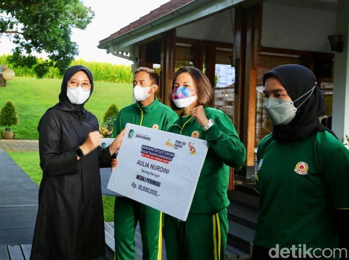Bupati Banyuwangi Ipuk Fiestiandani menyerahkan bonus Rp 193 juta untuk para atlet yang berprestasi di PON XX Papua, maupun di Pekan Paralimpik Provinsi Jawa Timur. Selain bonus berupa uang pembinaan, Ipuk juga memberi kesempatan bagi peraih medali emas PON untuk bekerja di Pemkab Banyuwangi.