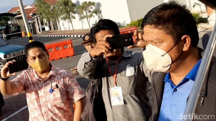 Bupati Kuansing Diterbangkan ke Jakarta Bupati Kuantan Singingi (Kuansing) Andi Putra diterbangkan ke Jakarta setelah menjalani pemeriksaan awal oleh penyidik KPK.