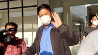 Andi terlihat keluar dari gedung pemeriksaan di Polda Sumatera Selatan (Sumsel) memakai jaket hitam dan kaus biru. Ia keluar dari ruang pemeriksaan pada pukul 17.06 WIB dengan terburu-buru.