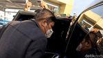Potret Bupati Kuansing Lambai Tangan Sebelum Diterbangkan ke Gedung KPK